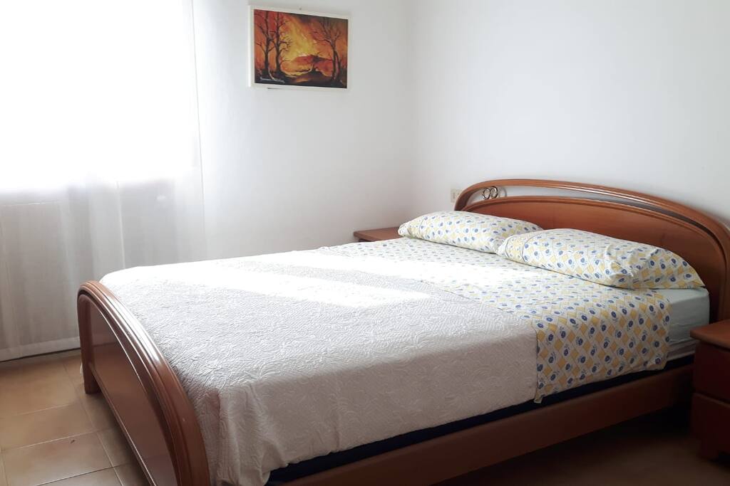 Camera padronale con letto matrimoniale e ampio armadio