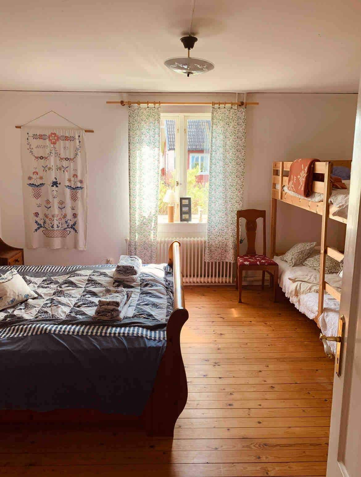 1号卧室，一楼 
4张床。

这间客房内设有无障碍焚烧马桶。