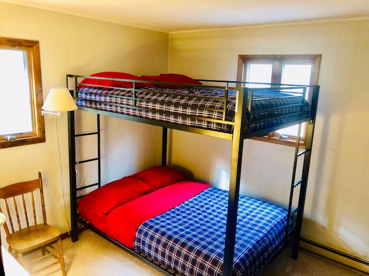 Imejaa vitanda vya ghorofa kwenye ghorofa ya pili