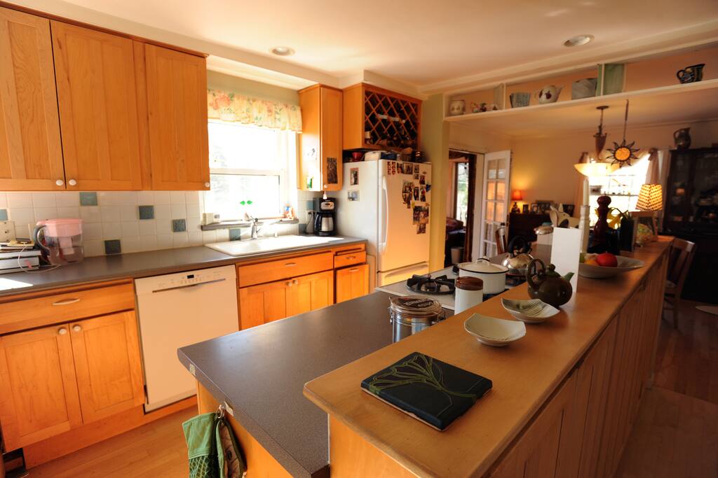 Open kitchen into dining room