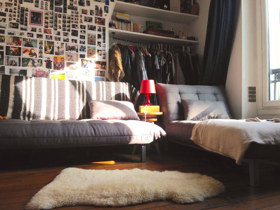 Chambre 2 / Salon
15m2
Méridienne lit simple (droite), canapé lit 2 places (gauche).
Rangements, parquet, vue sur la rue de Bagnolet (vivante), Télé, freeboxe, PS4 (avec jeux), bureau (grand), bibliothèques, imprimante, radio Boze (pour iPod), plaides, miroir taille humaine.
