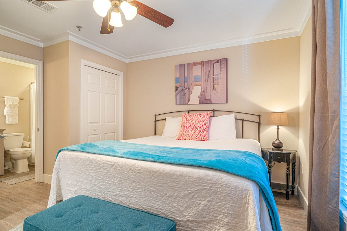 Dhomë gjumi "king", hyrje në banjë, televizor i madh, shtroja krevati luksoze
