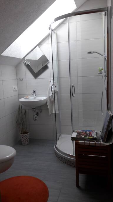Das kleine Bad mit Dusche