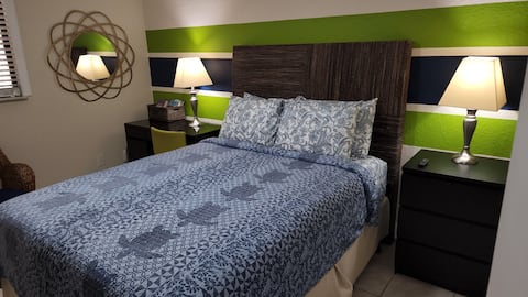 Beach 2-minute walk/Heated Pool/BBQ/RO112
