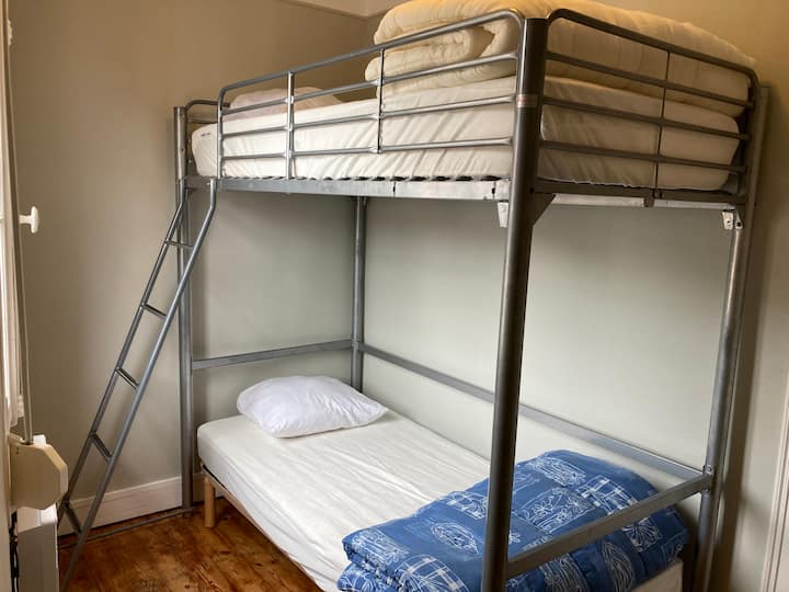 Chumba kilicho na kitanda 1 cha mtu mmoja na kitanda 1 cha mtu mmoja katika mezzanine kwenye ghorofa ya 2
