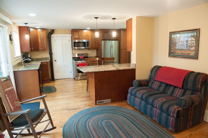 1777 New England Cape Private Apt.