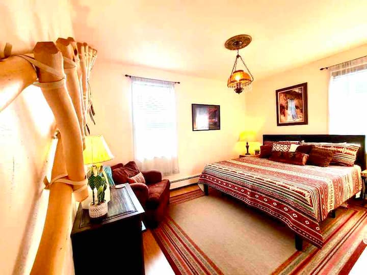 Un montón de interesantes indios americanos (como esta escalera) y piezas de iluminación vintage adornan esta casa. Segundo dormitorio tamaño king. 