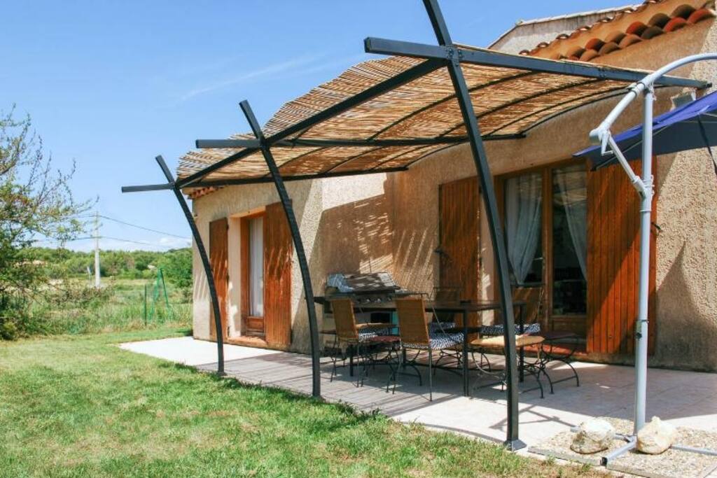 la villa et sa terrasse ombragée