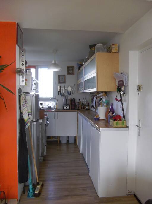 Cuisine équipée: four à gaz, microondes, frigo et congelateur.