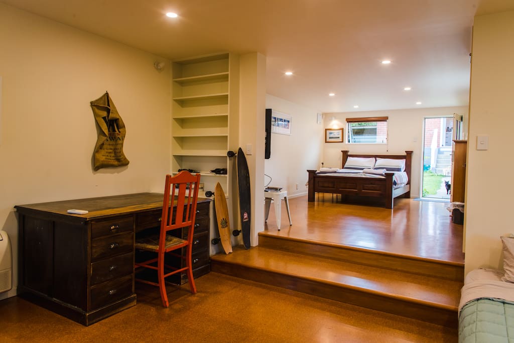 Queens size bed, private studio, fresh white towels and great linen.