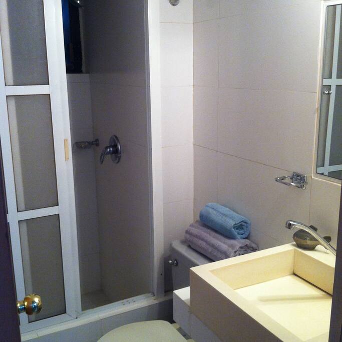 Ducha, tapete anti derrapante, toallas de baño, champú, jabón, wc privado con papel h.