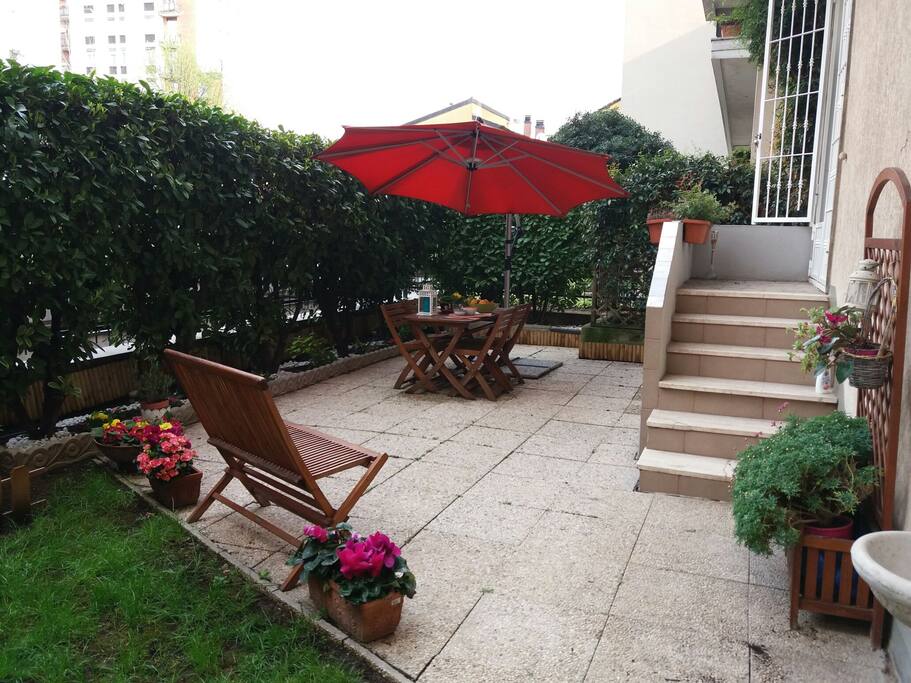 Access to the private garden with a little stairs from the living room