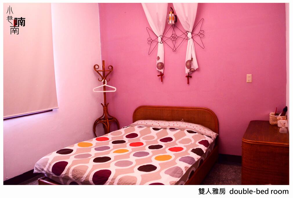 雙人雅房 double bed room
平日950/間 假日(五.六.連續假期前一晚)1150/間
SUN.-THU.:NTD950/room
FRI.,SAT.,and the night before holiday:NTD1150/room