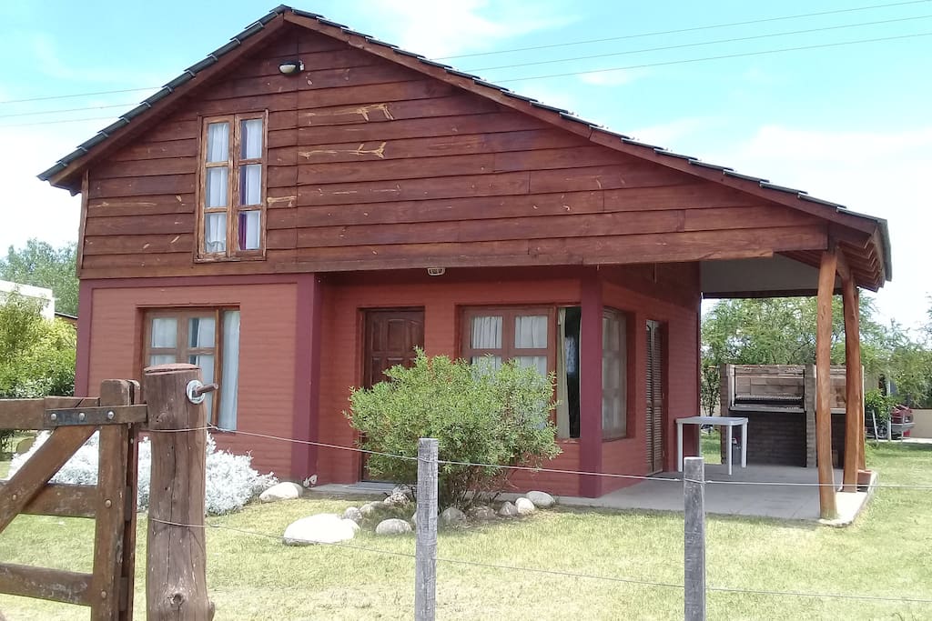 Frente de la casa con amplio parque delante y detrás