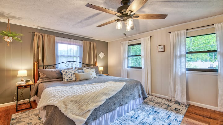 ห้องนอนคิงไซส์บนถนนสายหลัก