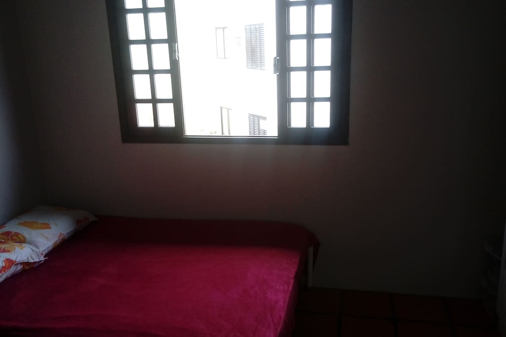 Cama de casal e janela