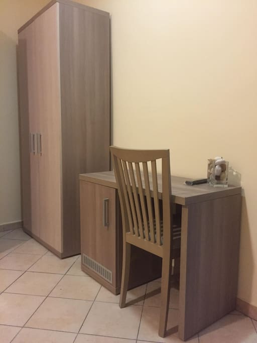 scrittoio con frigo sedia e armadio