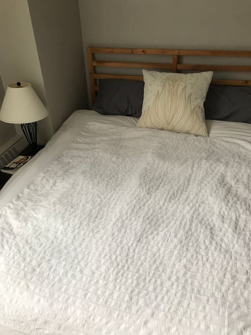 Queen bed, clean linen
