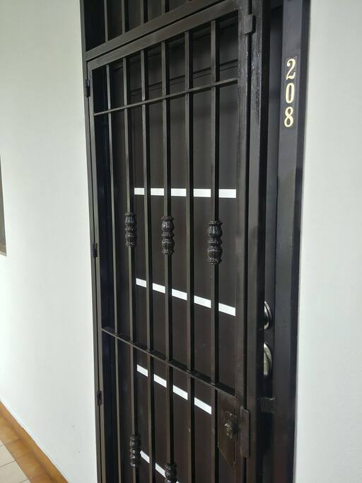 Puerta de acceso al apartamento.