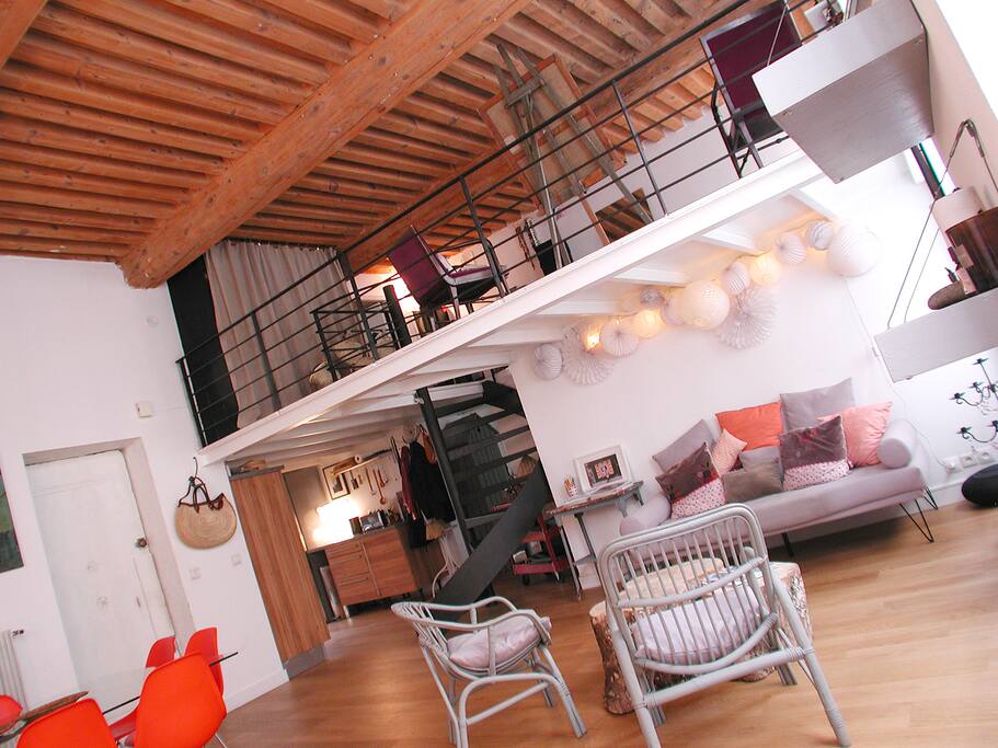 Plafond de canuts à la française et mobilier design et vintage