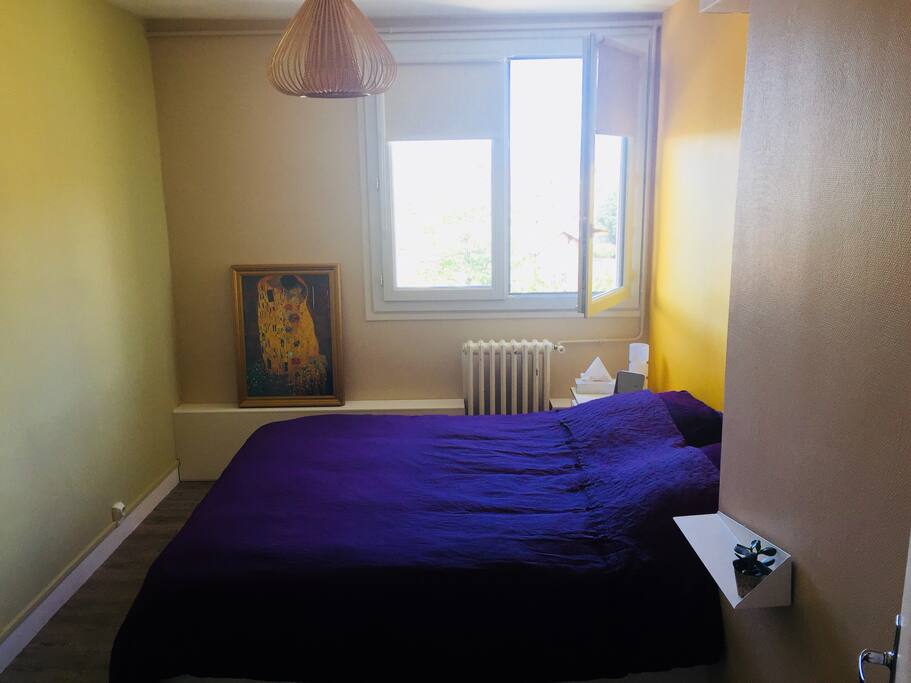 This is your private room ! 11 m2. Just fully renovated. Confortably King size bed 160x200cm.