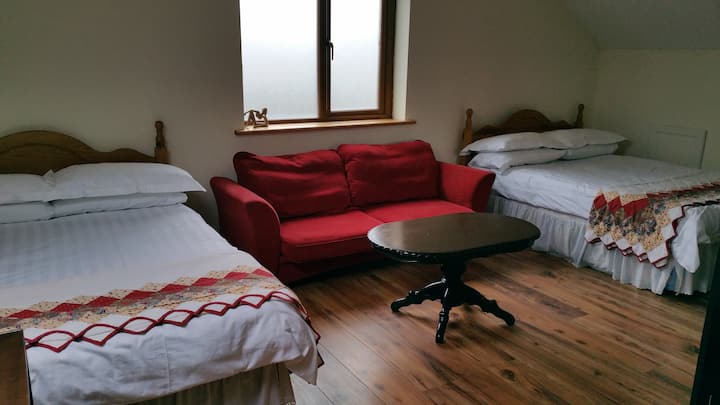 卧室2 -带套房的家庭房- 2张双人床和1张单人床