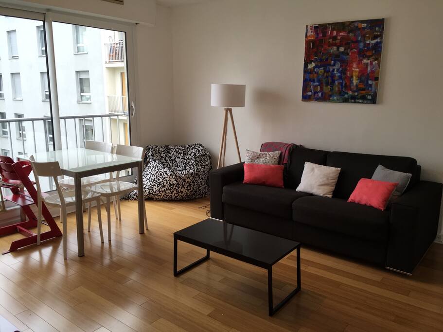 Table extensible jusqu'à 8 personnes. Chaise-haute bébé. Pouf Fatboy.