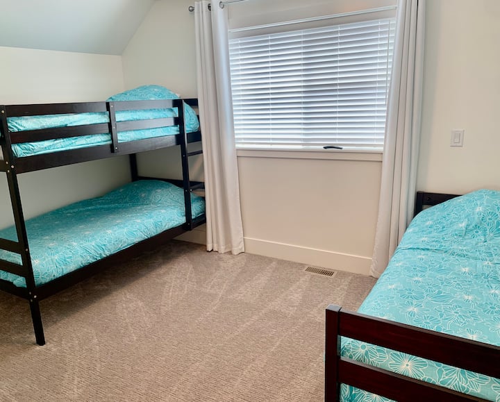 ห้องเตียงสองชั้นชั้นบน
เตียงเดี่ยวเหนือเตียงสองชั้นพร้อมเตียงเดี่ยว