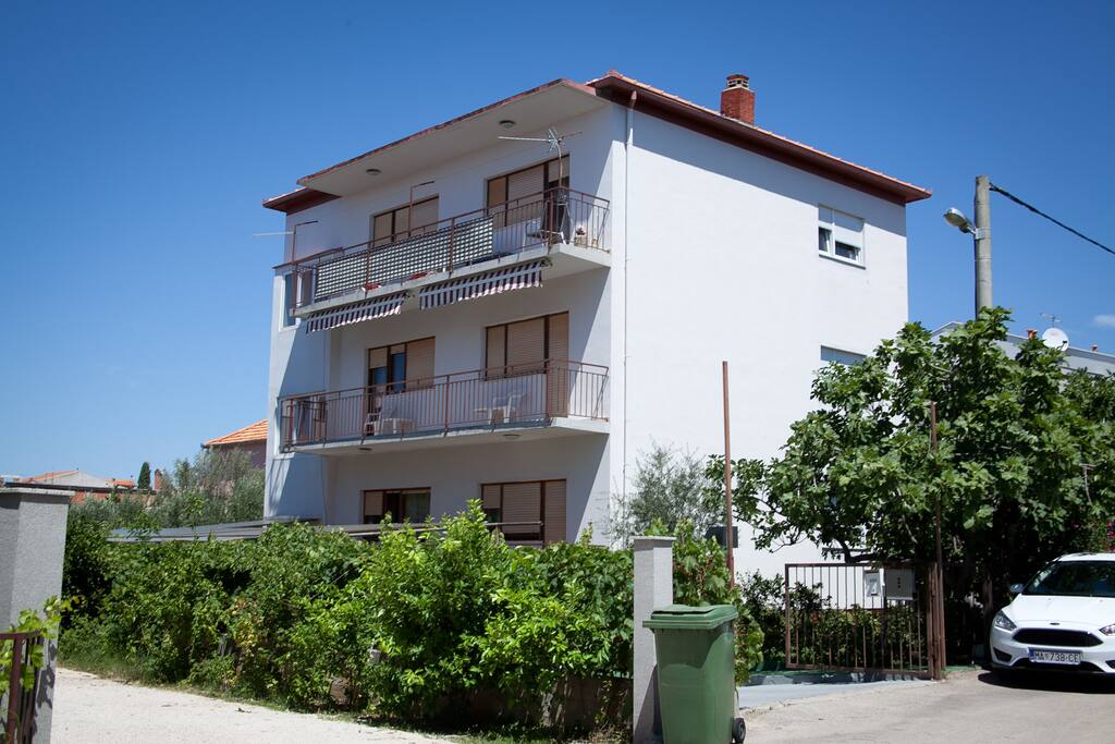 Kuća u kojoj se nalazi apartman u prizemlju