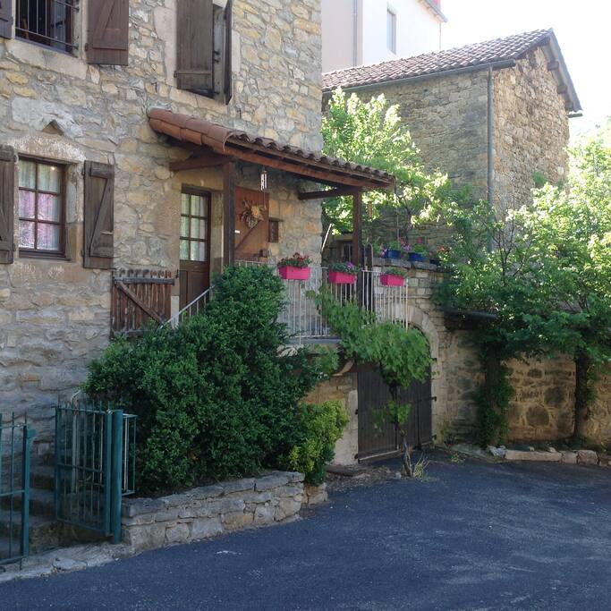 Maison dans le hameau LE MONNA dans la vallée de la Dourbie a 5 kms de Millau