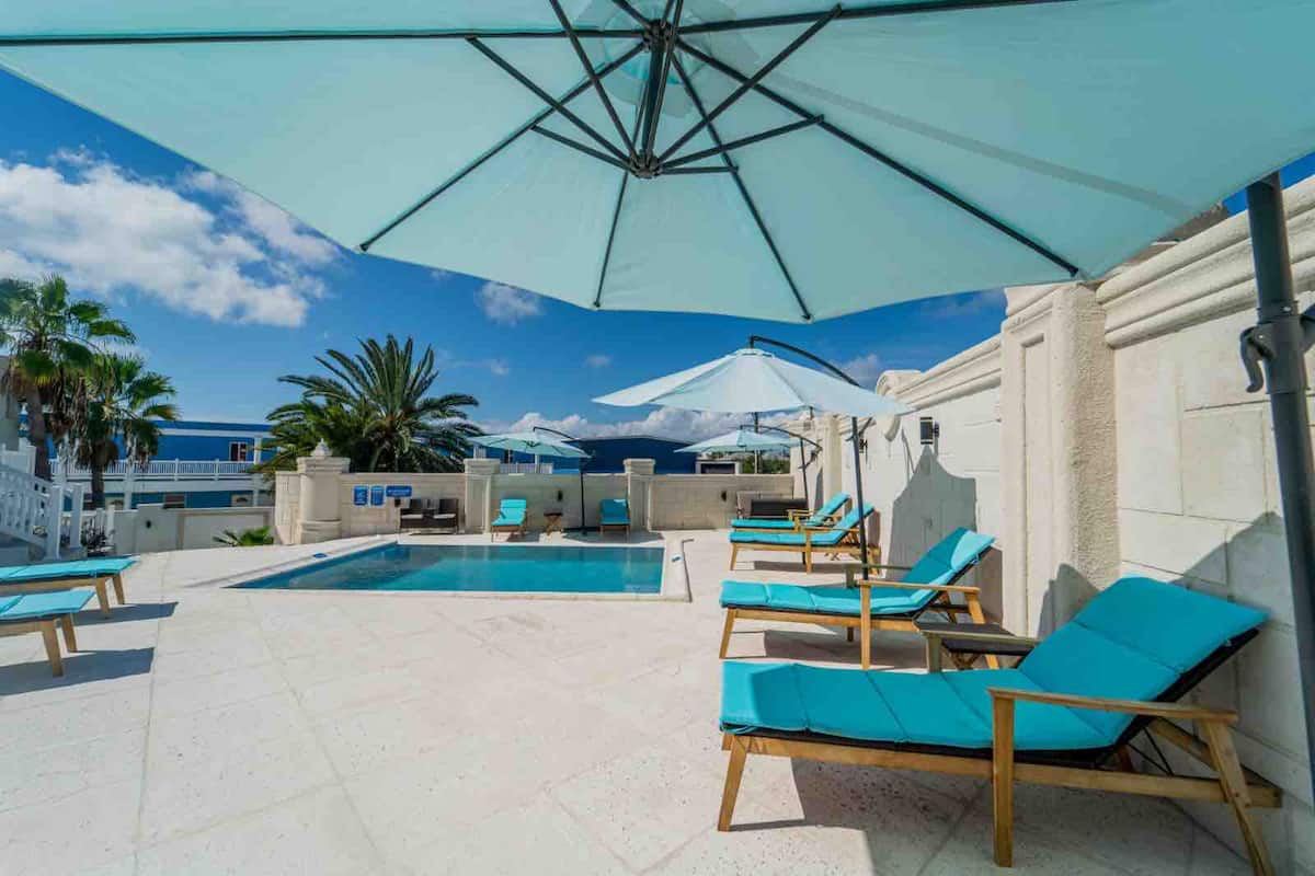 Deluxe One Bedroom Suite with pool