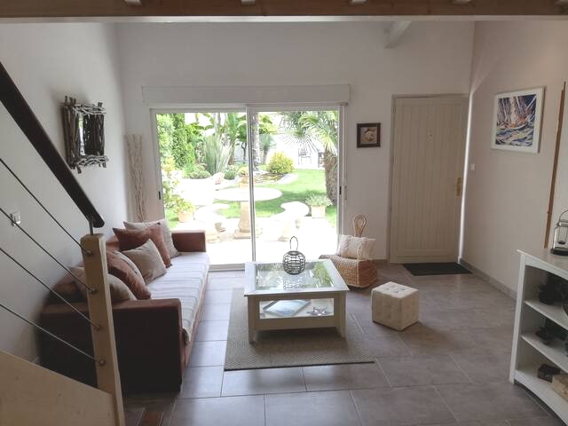 Propriété Airbnb réussie: Pleasant apartment with private garden and parking. à La Rochelle