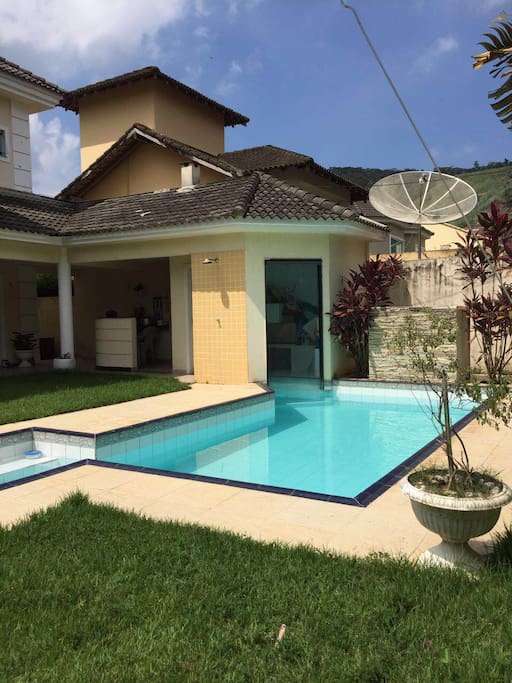 Piscina e churrasqueira // Pool and barbecue space