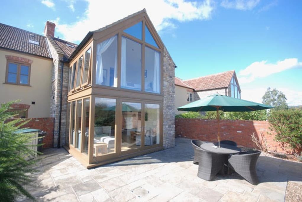 Many windows for great views and a bright space