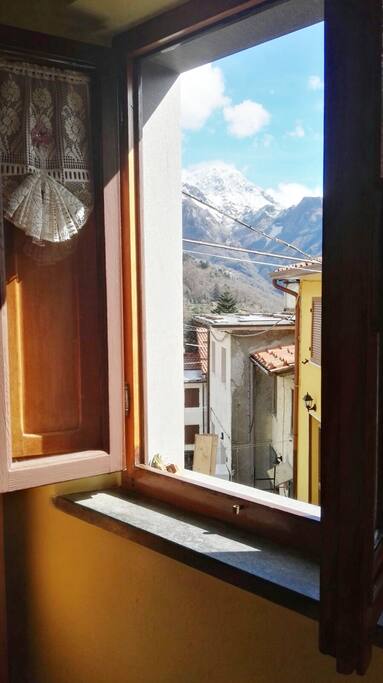 Finestra in ingresso con vista sul paese e su le montagne.