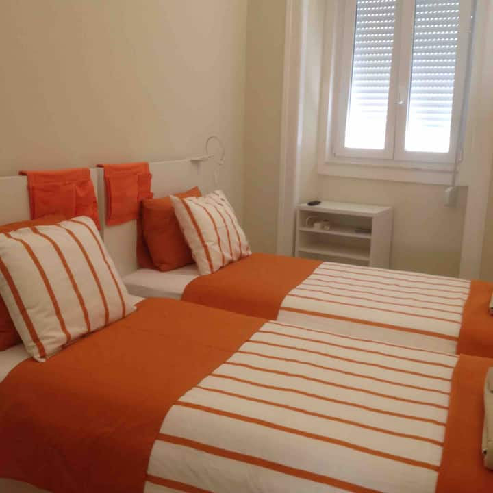 Schlafzimmer 1