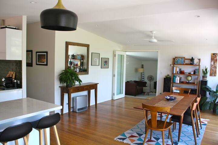 Sunny 4 bedroom retreat gallery image 3