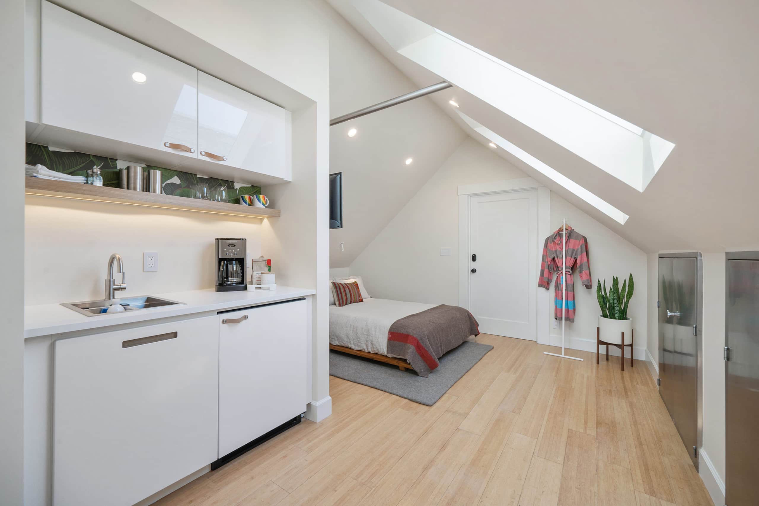 Home in San Francisco · ★4.95 · 1 bedroom · 2 beds · 1 bath - Image 10