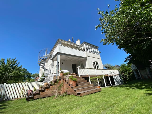 Herskabelig villalejlighed tæt på city og strand