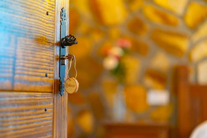 נרסיסוס. ציות לסמלולוגיה שלו, החדר הזה מייצג את הרנסאנס, ההתחלה החדשה, שבבית הזה שואפות להגן על הנצחיים של זיכרונות טובים.  החדר הראשון ממוקם בקומת הקרקע. יש בו מיטה זוגית, ארון גדול, חלון חיצוני ומפתח יחיד