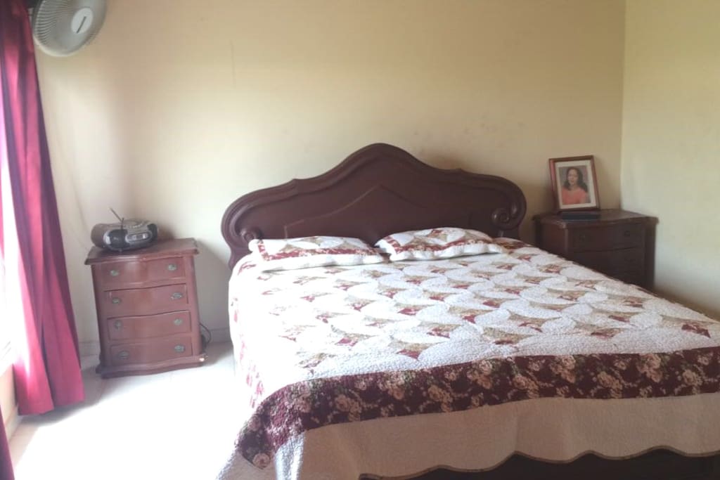 Cuarto principal, con camada doble, incluye TV, abanico y aire acondicionado.