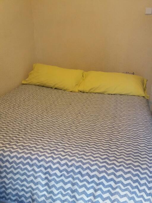 Posee una cama grande y la habitación es muy tranquila.