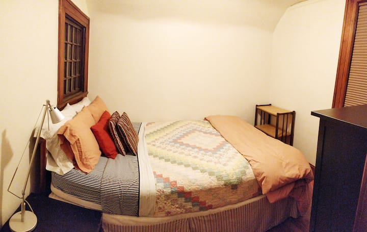 3. privatna spavaća soba/dječja soba u glavnoj spavaćoj sobi s bračnim krevetom.