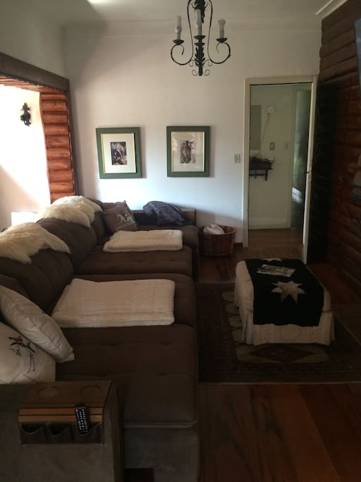Sala de Estar com sofá retrátil para até 6 pessoas sentadas confortavelmente