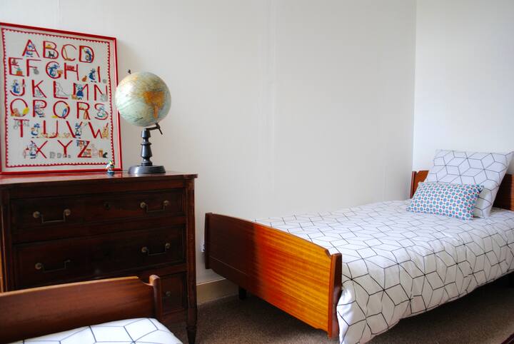 BEDROOM 4: children's bedroom or room with two single beds. Beds 90cm x 2.

BEDROOM 4: Children's bedroom or bedroom with two singles. Lits 90cm x 2.