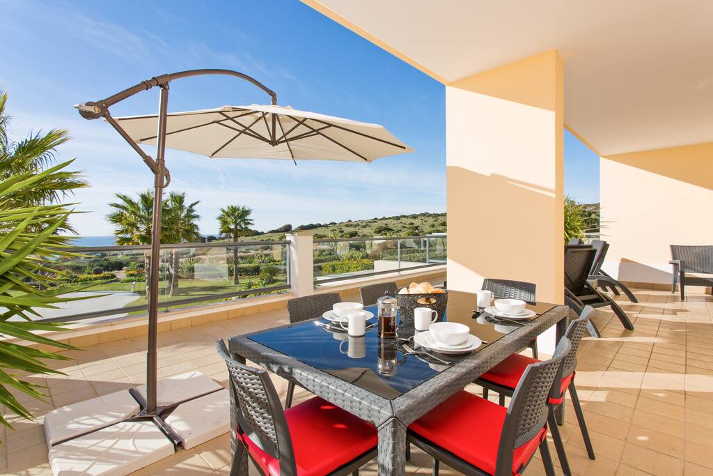 Alfresco dining over looking the sea