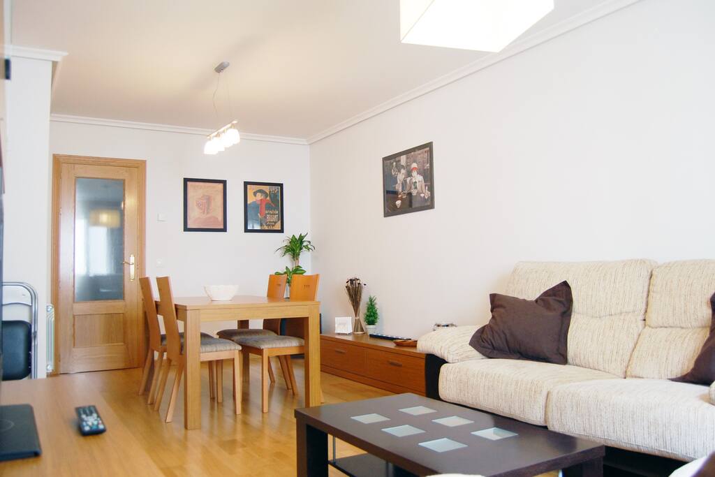 Salón y comedor / living room and dinning room