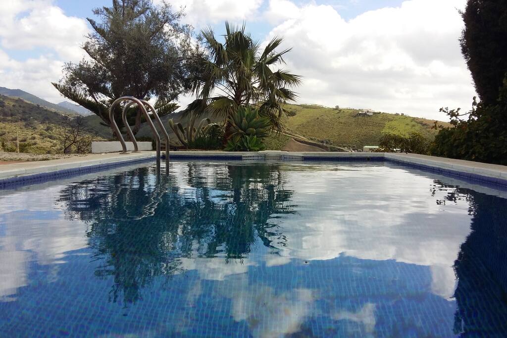 In the cold season, you can still enjoy the reflexions on the surface of the pool.