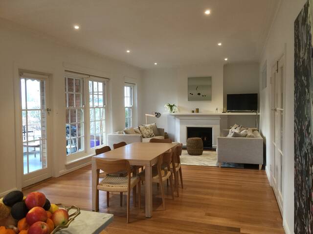 Botanical Gardens/Sporting Precinct Deco luxury gallery image 5