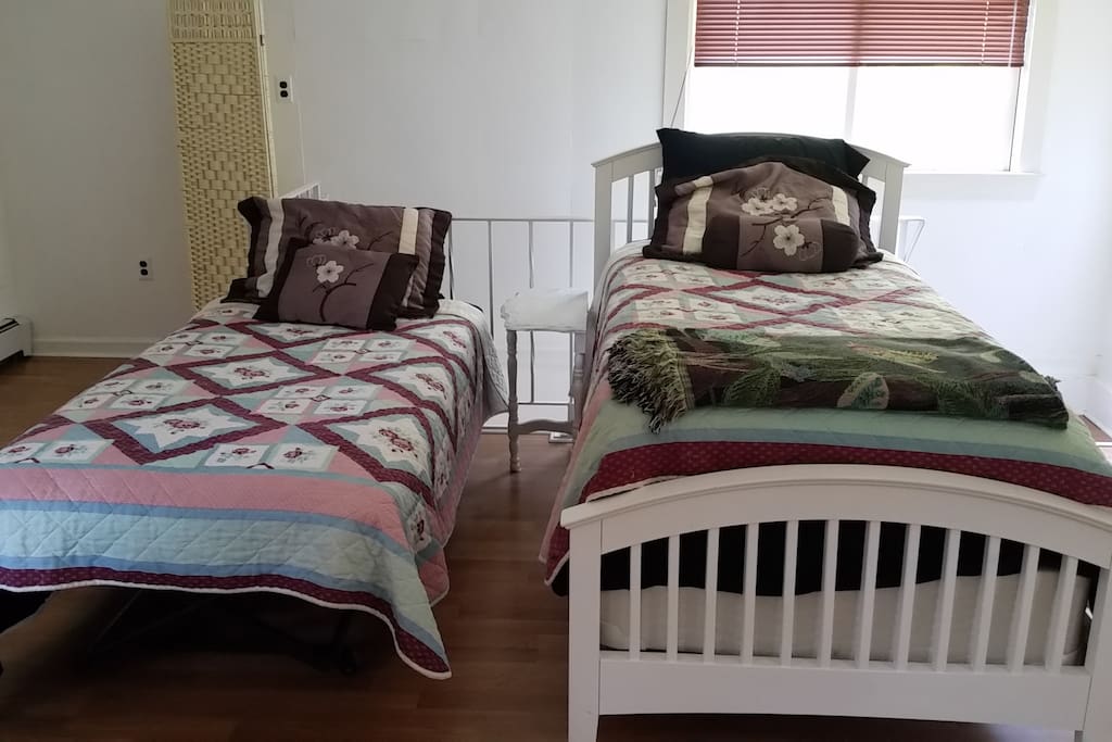 2 Twins. Upstairs